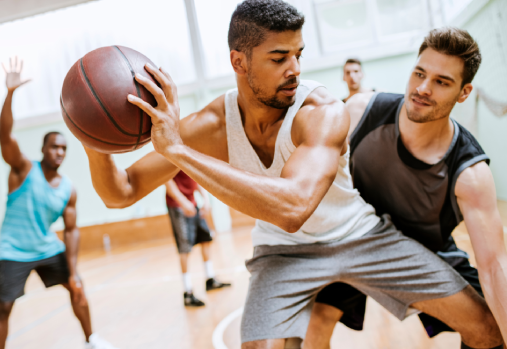 Adultes qui jouent au basketball
