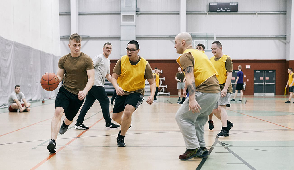 groupe de membres militaires qui jouent au basketball