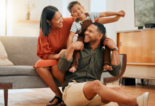 Famille afro-américaine dans le salon