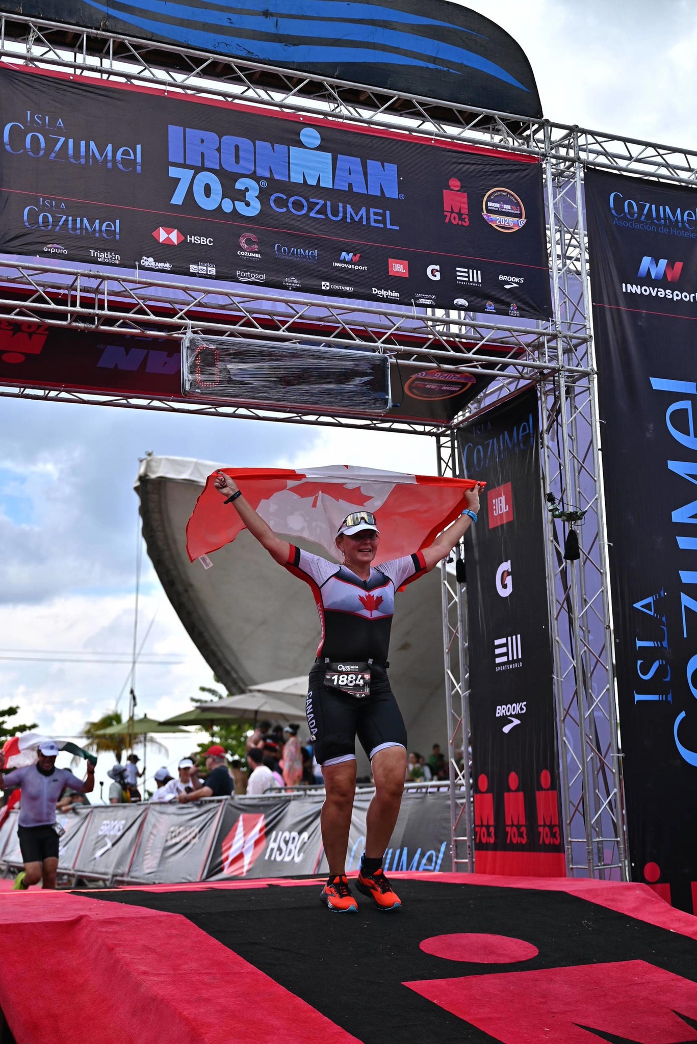 Nadine Tischhauser franchit la ligne d'arrivée de l'Ironman