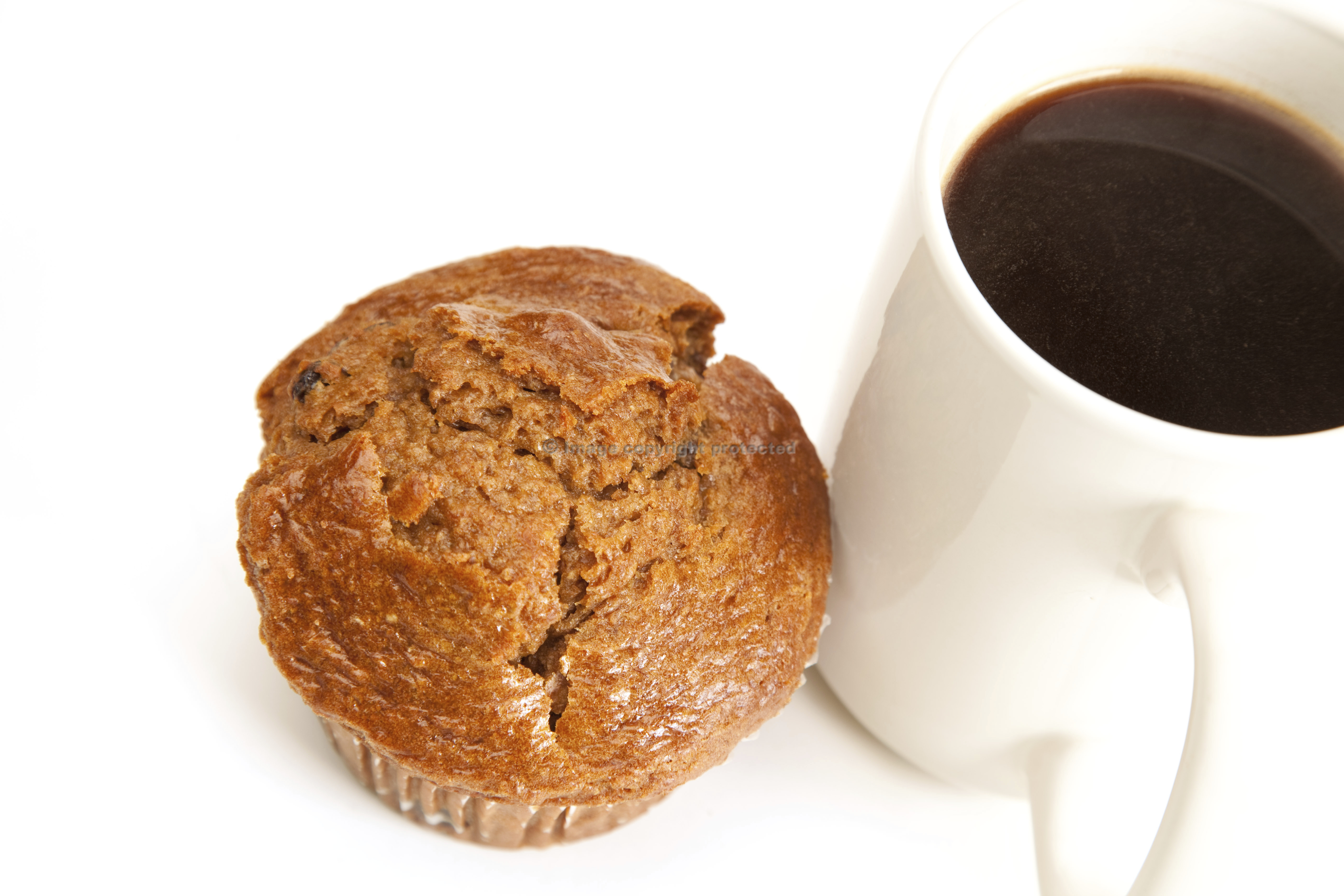 Un image d'un tasse de café et un muffin