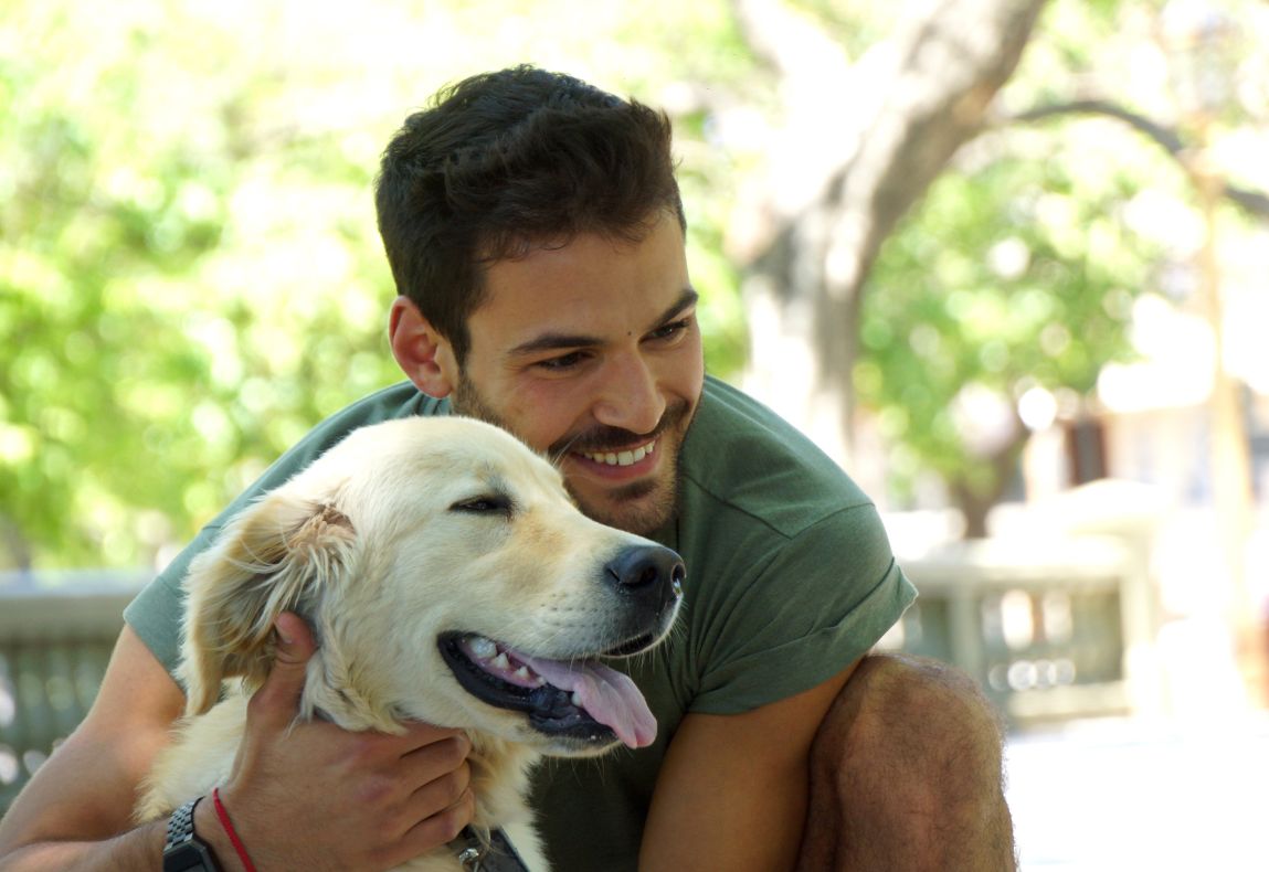 un homme avec son chien