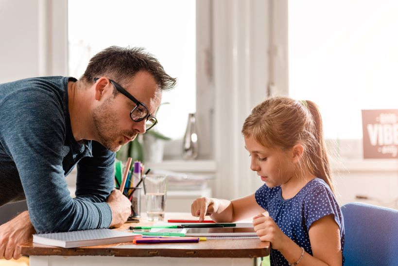 tuteur et élève assis à une table