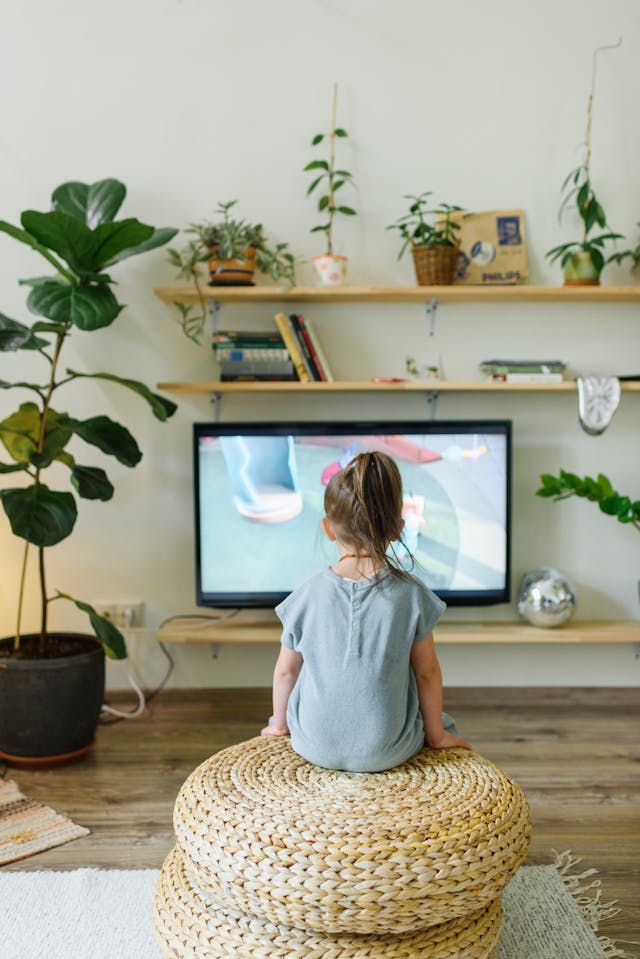une fille qui regarde la télévision