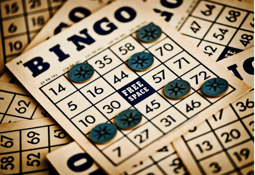 Une image de cartes de bingo superposées