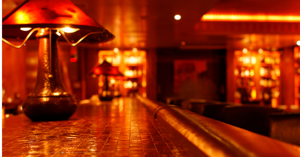 Un bar baigné d'une lumière chaleureuse