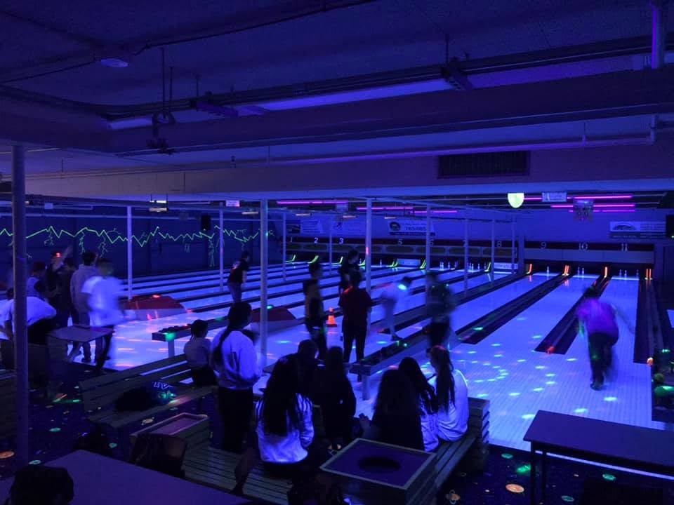 Une photo de participants s’amusant aux quilles fluo au Centre de quilles de Greenwood.