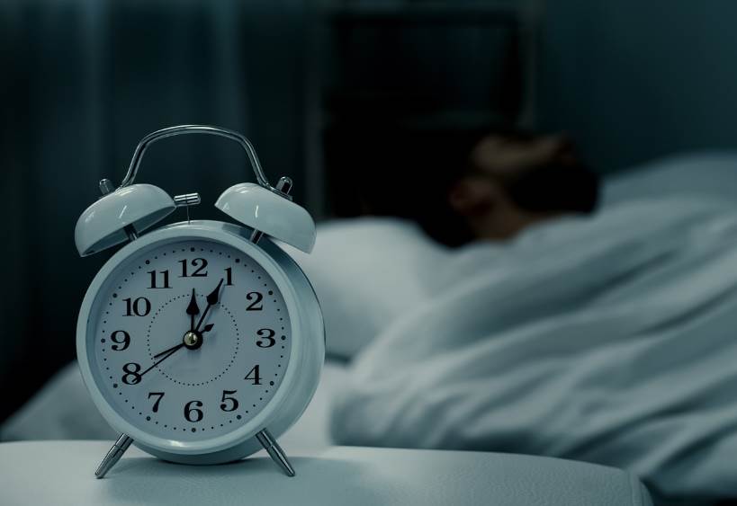 Personne qui dort avec horloge