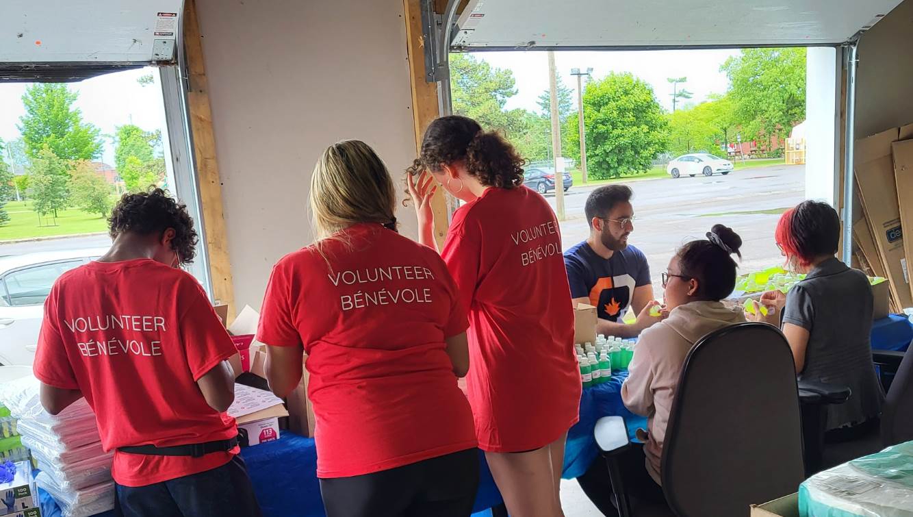 Un groupe de bénévoles