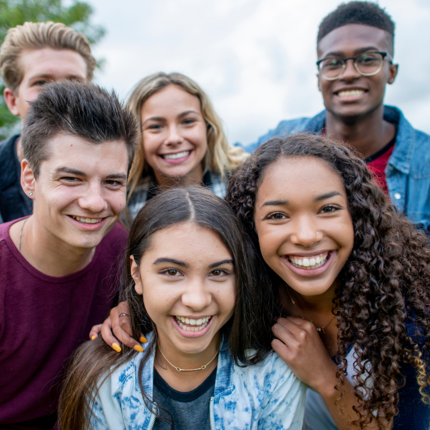 Un groupe de jeunes inspirés