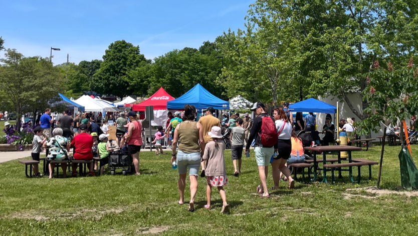 De nombreuses personnes participent à l'événement d'information sur la communauté en plein air