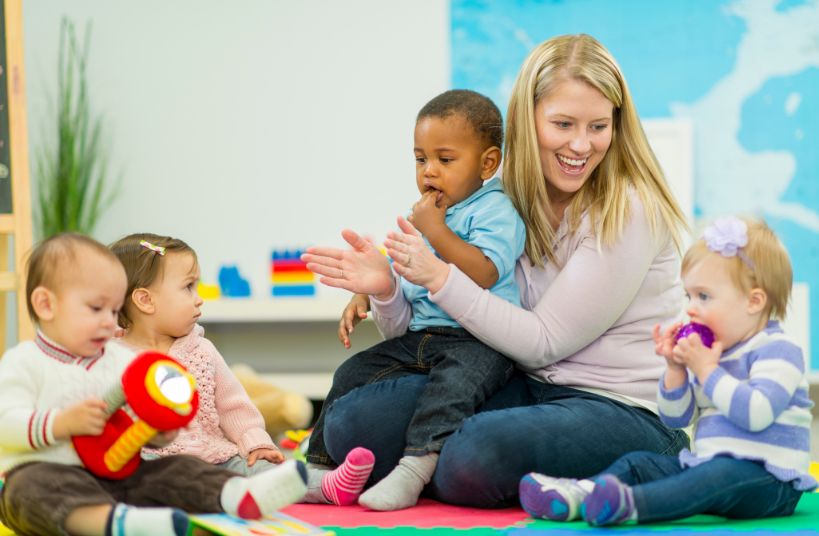 une femme qui joue avec des enfants