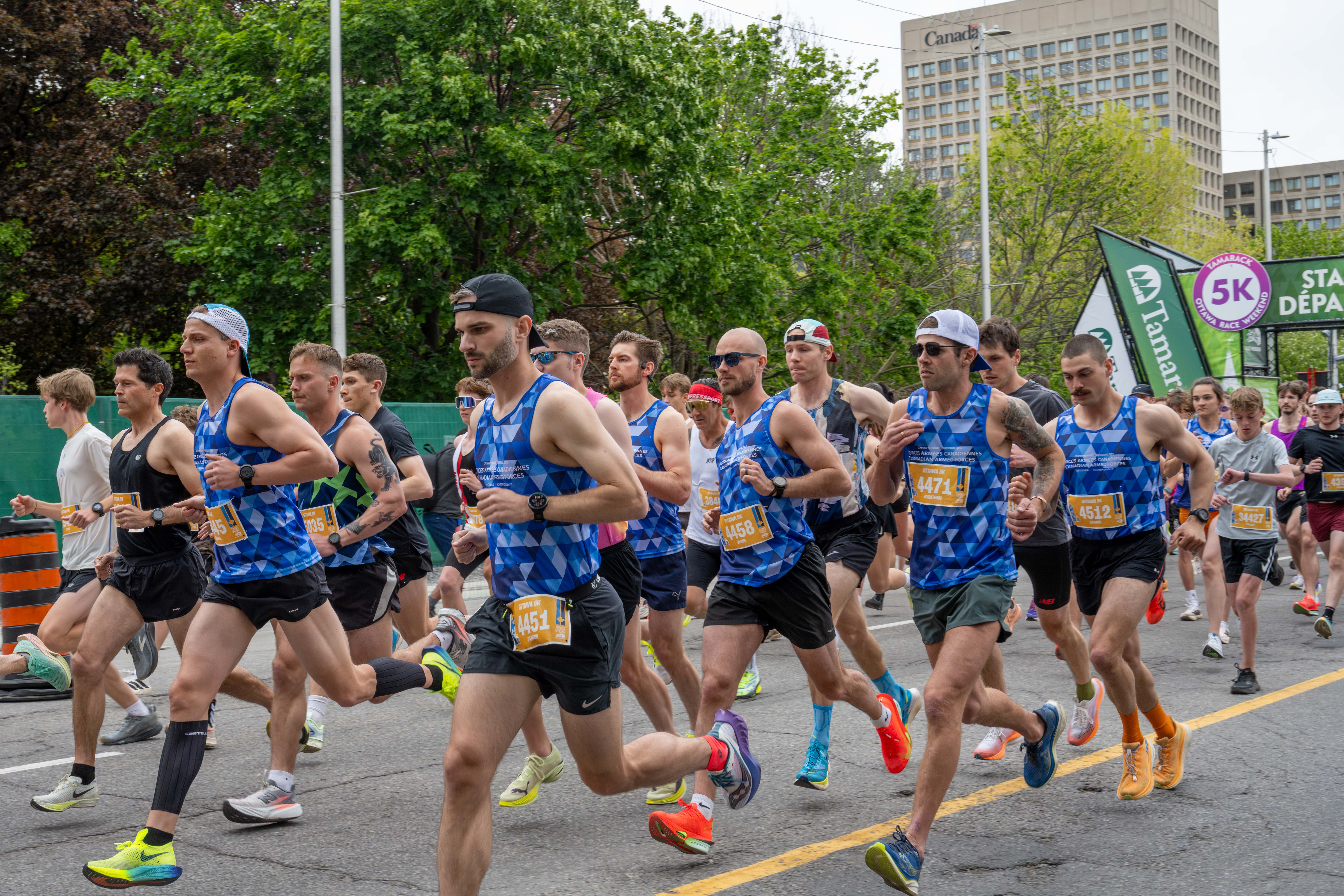 people running a marathon