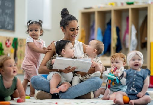 une femme qui joue avec des enfants