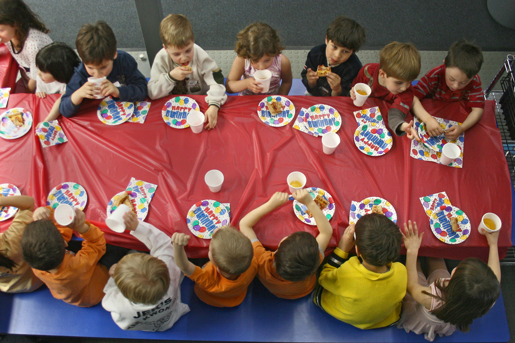 enfants mangeant lors d'une fête d'anniversaire