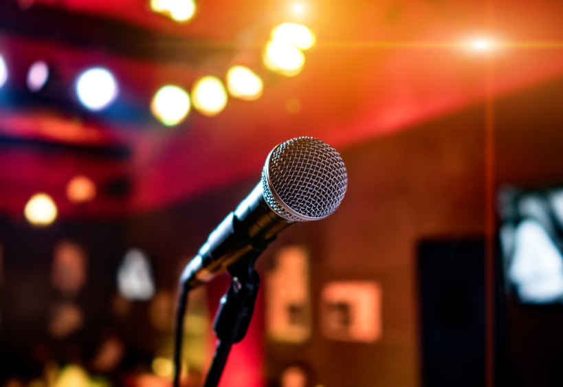 Une photo d’un microphone dans un bar