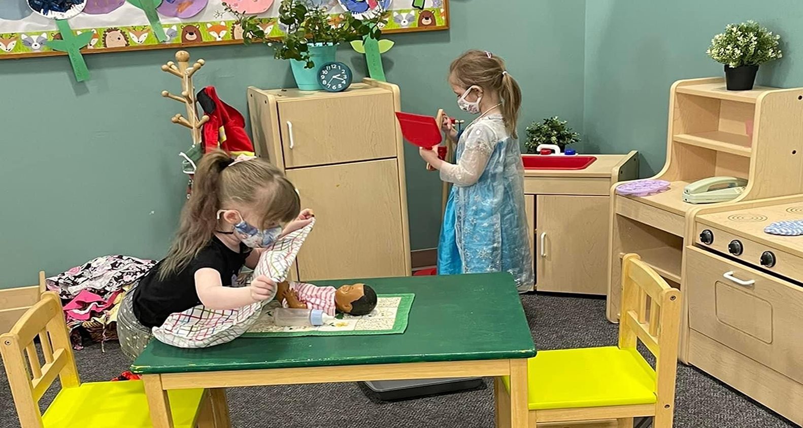 deux filles dans la salle de jeux