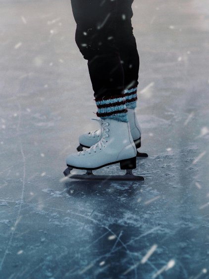 Une paire de patins à glace glissant sur la glace