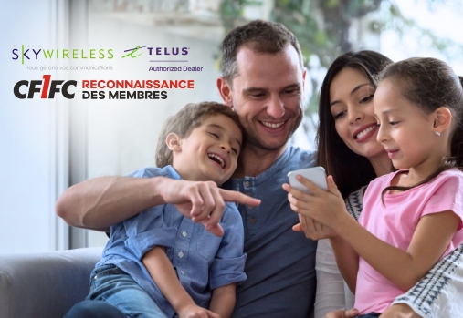 Famille regardant un appareil mobile, logo Sky Wireless