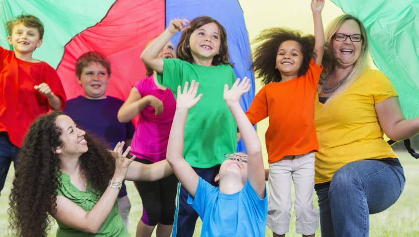 Enfants avec animateurs de camp