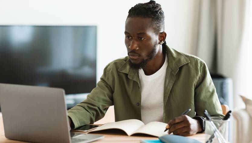Homme devant un ordinateur portable