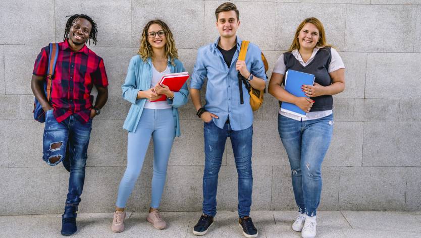 Groupe d'amis heureux à l'université