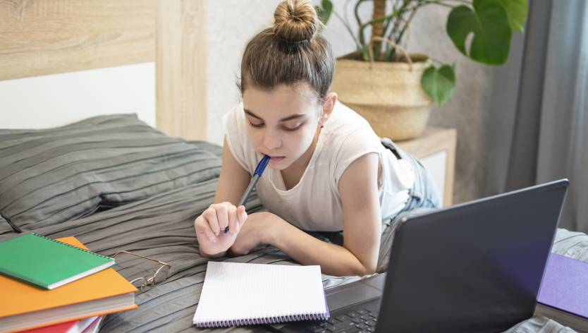 fille étudiant sur son lit