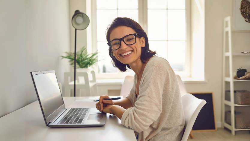 Femmes souriantes travaillant à domicile