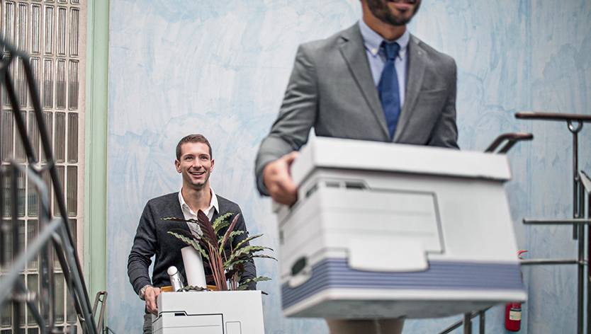 Deux hommes transportant des cartons de déménagement
