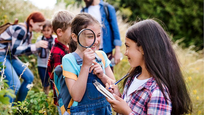 Enfants explorant la nature