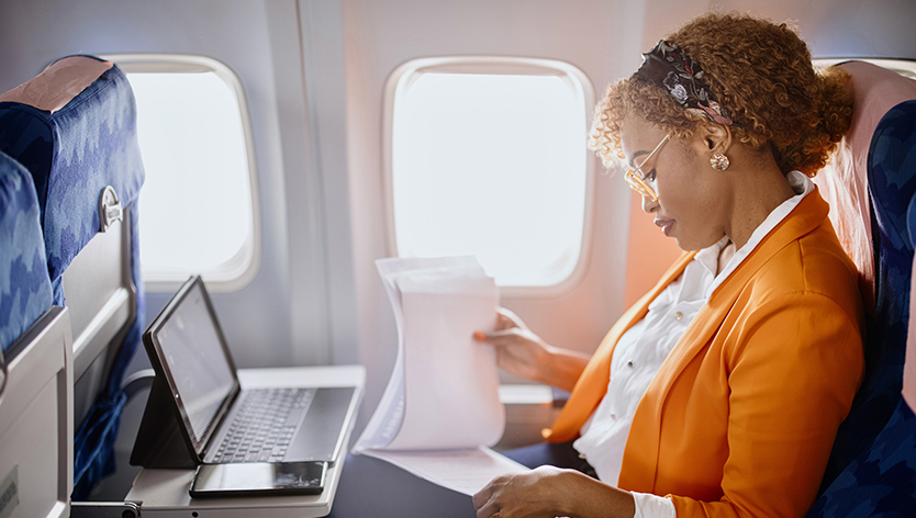 Femme travaillant sur son ordinateur portatif dans un avion