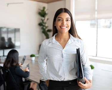 Une femme tenant un classeur