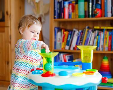 jeune enfant qui joue avec des jouets