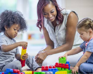 spécialiste en service de garde avec des enfants
