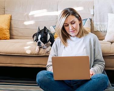 femme avec un ordinateur et un chien