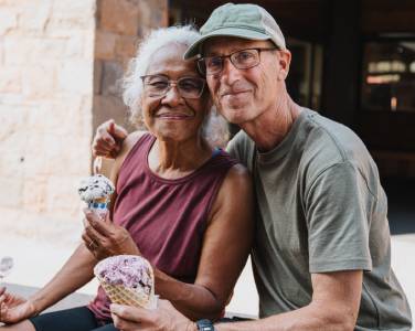 Homme et femme mangeant une glace