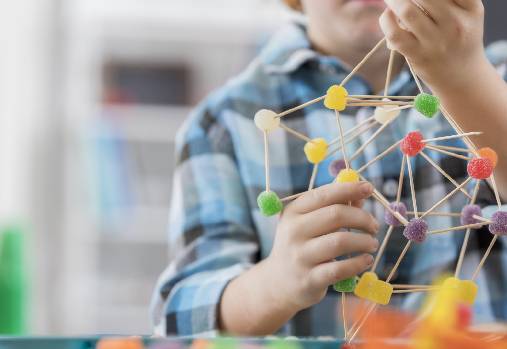 jeune garçon qui fait des mobiles