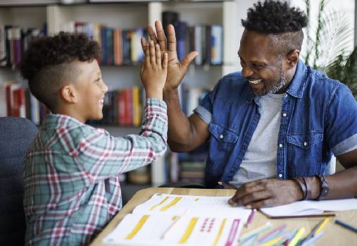 Père et fils se tapent dans la main