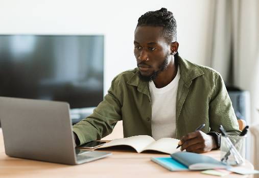 Homme devant un ordinateur portable