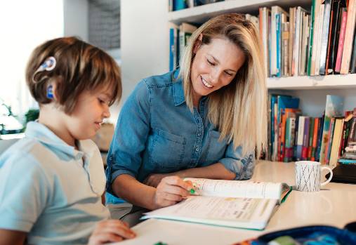 Une mère et son fils faisant leurs devoirs