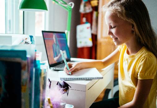 Jeune fille utilisant un ordinateur portable
