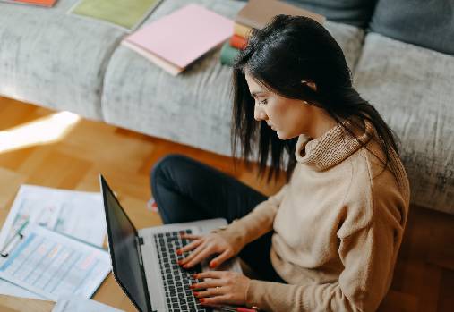 femme sur un ordinateur portable