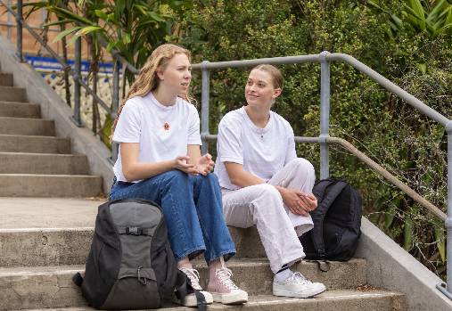 Jeunes femmes en conversation