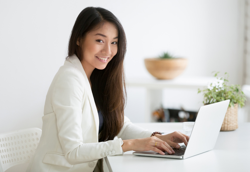 Femmes souriantes travaillant à domicile