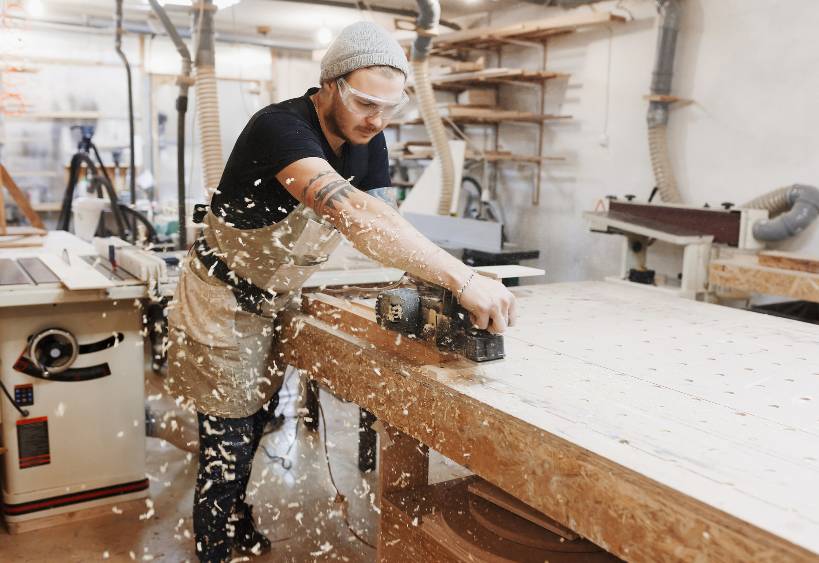 Entrepreneur travaillant le bois