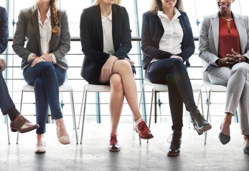 Personnes assises sur des chaises attendant un entretien